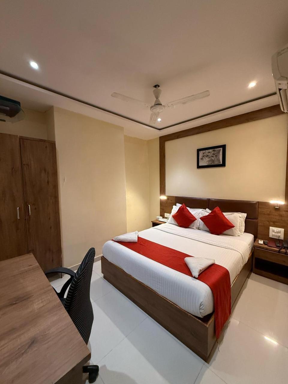 Palm Breeze Hotel - Colaba Bombay Exterior foto